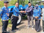 _asdjaosfh Bupati Bangkalan Lukman Hakim menyerahkan kunci traktor roda empat secara simbolis kepada perwakilan kelompok tani untuk program lumbung pangan.