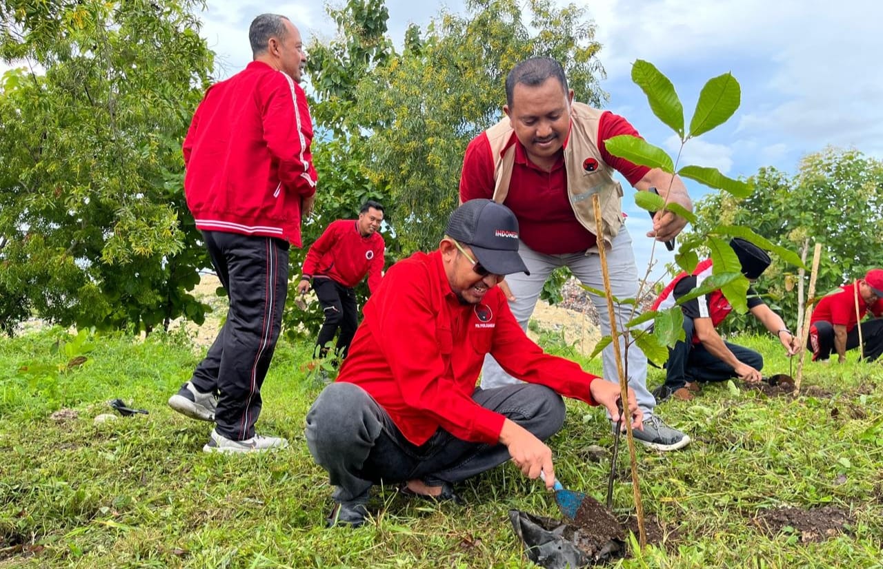 Bupati Sumenep Achmad Fauzi Wongsojudo sedang menanam bibit pohon pelindung di Desa Torbang.