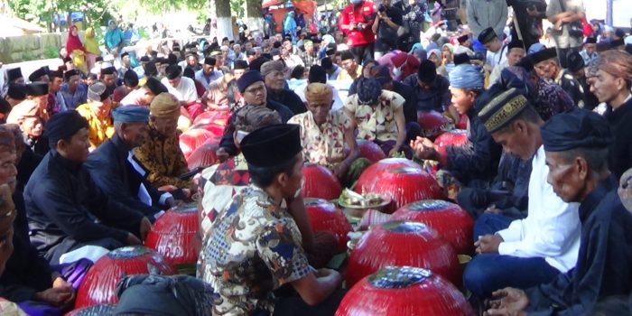 _sfhspfyb Masyarakat Desa Pinggirpapas saat melaksanakan doa bersama dan perjamuan ritual Nyadhar di Asta Syekh Anggasuto.