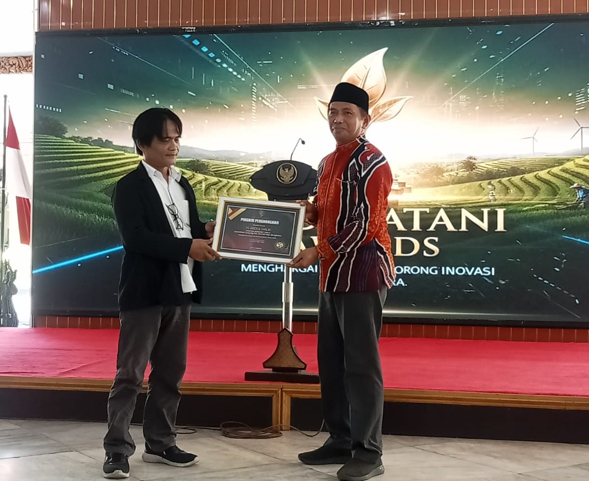 H. Abdul Halik Poktan Ngrosek Tani II Bangkalan menerima piagam the Local Harvest Guardians