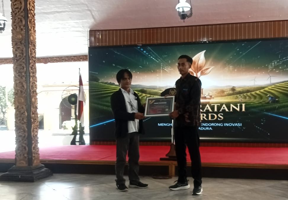 ch. Rizal Syarifulloh Poktan Tunas Kamoning Sampang menerima penghargaan the Local Harvest Guardians.