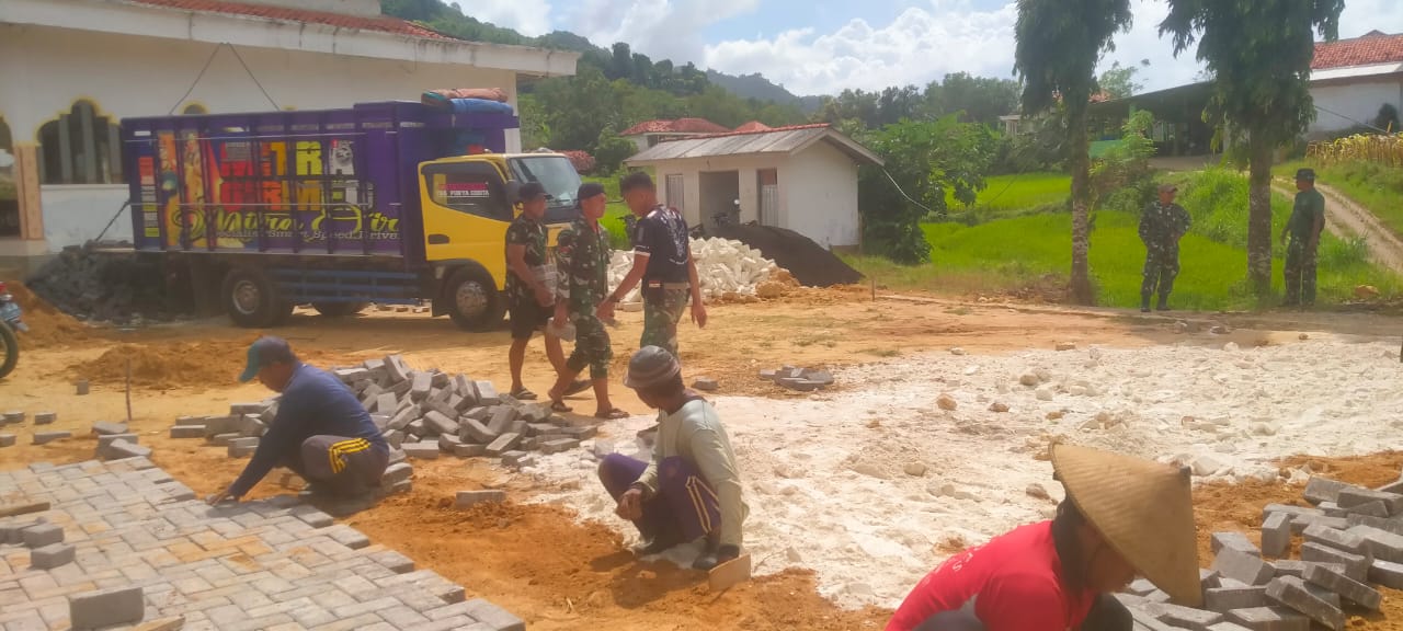 Sinergi Satgas TMMD 127 Sumenep dan warga pasang paving di Pesantren