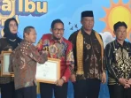 Bupati Sumenep Achmad Fauzi Wongsojudo menerima penghargaan nasional untuk kelestarian Bahasa Madura dari Kemendikdasmen.
