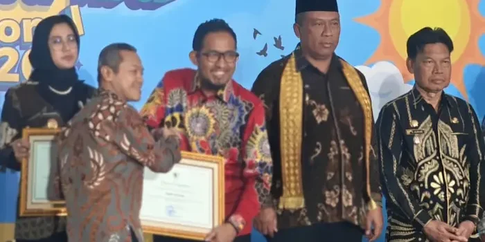 Bupati Sumenep Achmad Fauzi Wongsojudo menerima penghargaan nasional untuk kelestarian Bahasa Madura dari Kemendikdasmen.