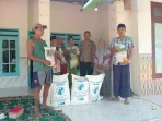 Anggota Polri bersama penyuluh pertanian menyerahkan karung bibit jagung hibrida kepada ketua kelompok tani di Sumenep.