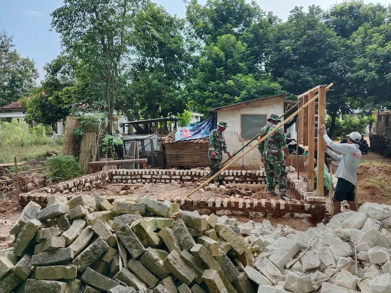 Suara ketukan palu dan aktivitas para pekerja terdengar dari rumah milik Slamet di Desa Lenteng Timur, Kecamatan Lenteng, Kabupaten Sumenep, Senin (1/6/2026).