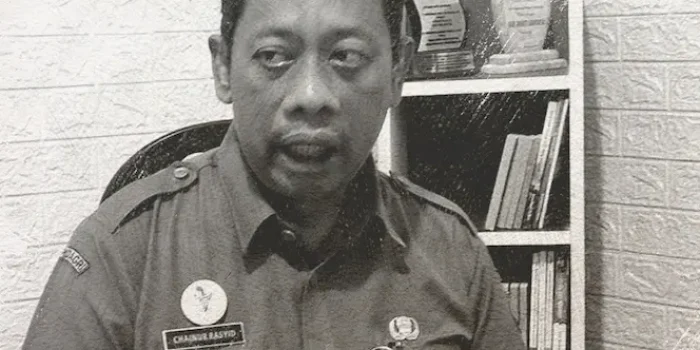 Kepala DKPP Sumenep Chainur Rasyid memberikan keterangan pers terkait transparansi anggaran pengadaan traktor tangan untuk petani.